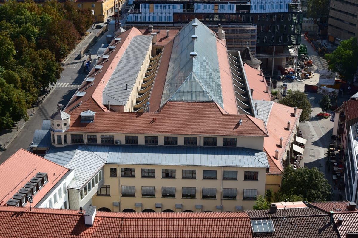 Acoperișul Markthalle din Stuttgart, văzut din turnul bisericii Stiftskirche.