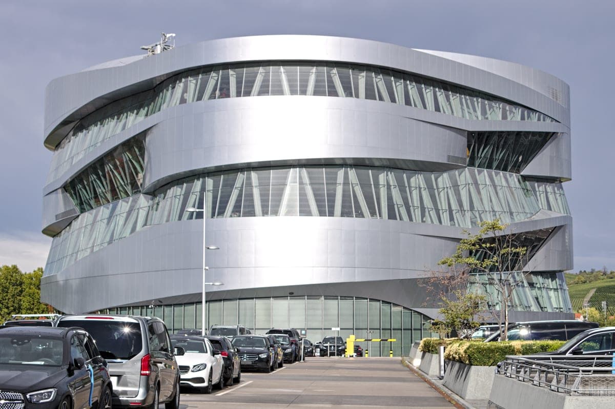 Clădirea argintie, cu fâșii de sticlă, a Mercedes-Benz Museum.