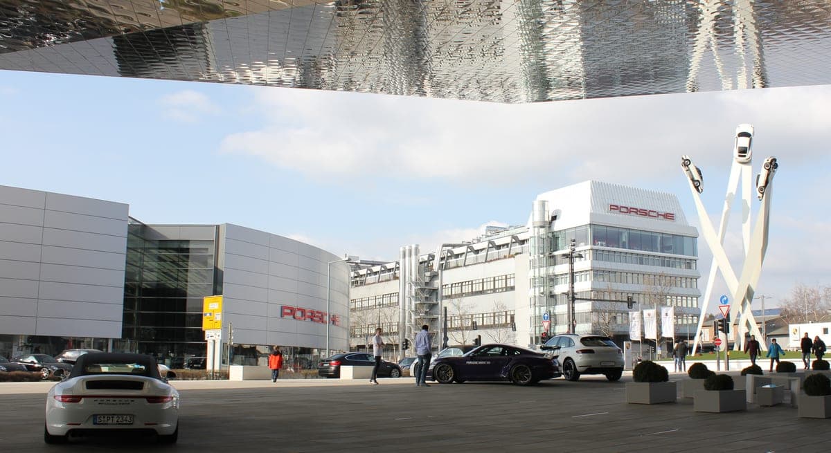 Porscheplatz, cu clădirea Porsche și sculptura cu trei mașini, văzute de sub muzeu.