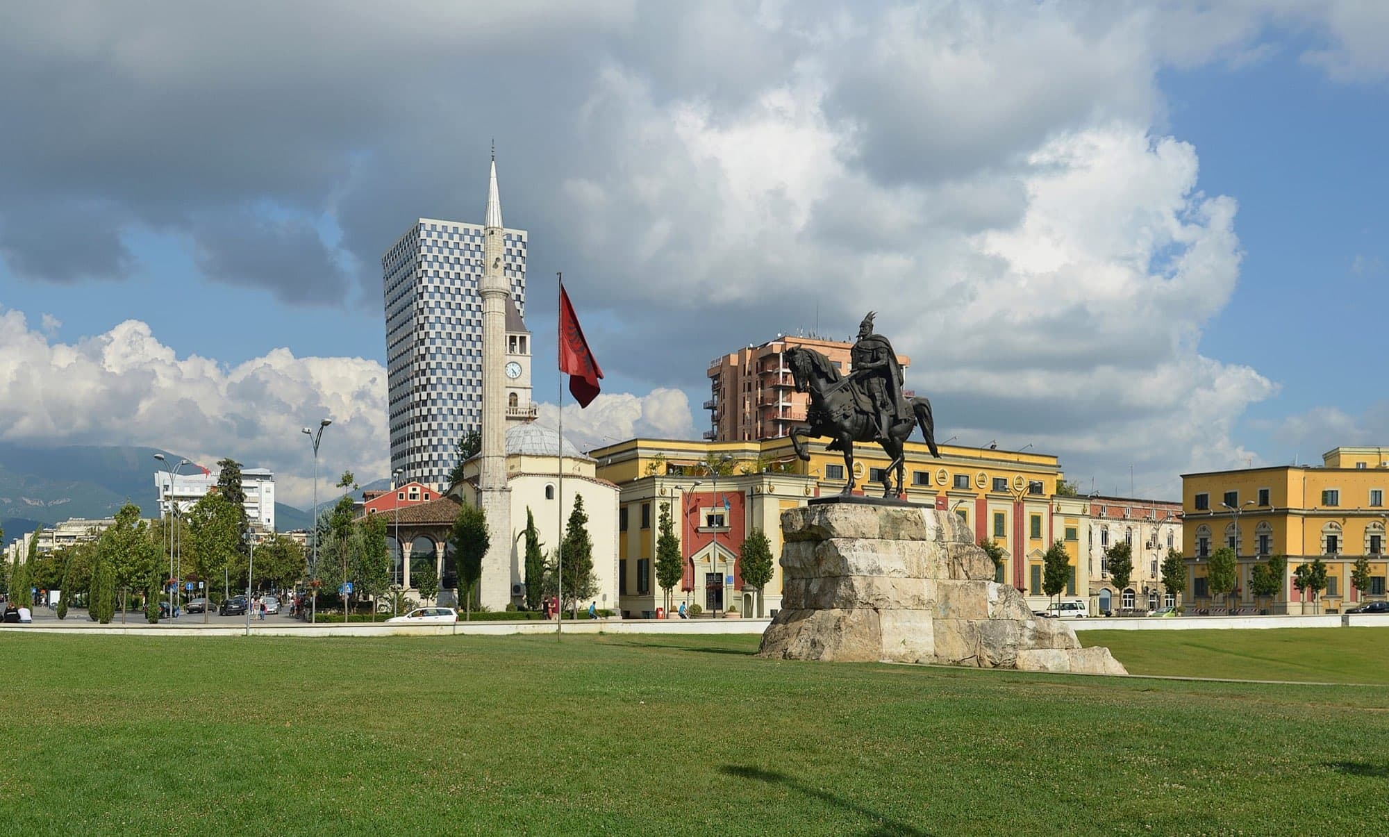 Sheshi Skënderbej din Tirana, cu statuia lui Skanderbeg, moscheea Et’hem Bey și Turnul cu Ceas.