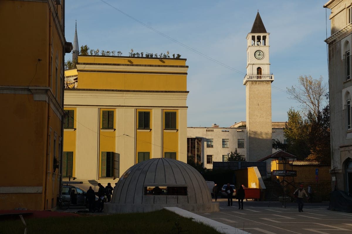 Intrarea în formă de cupolă de beton a muzeului BUNK’ART 2, cu Turnul cu Ceas în spate.