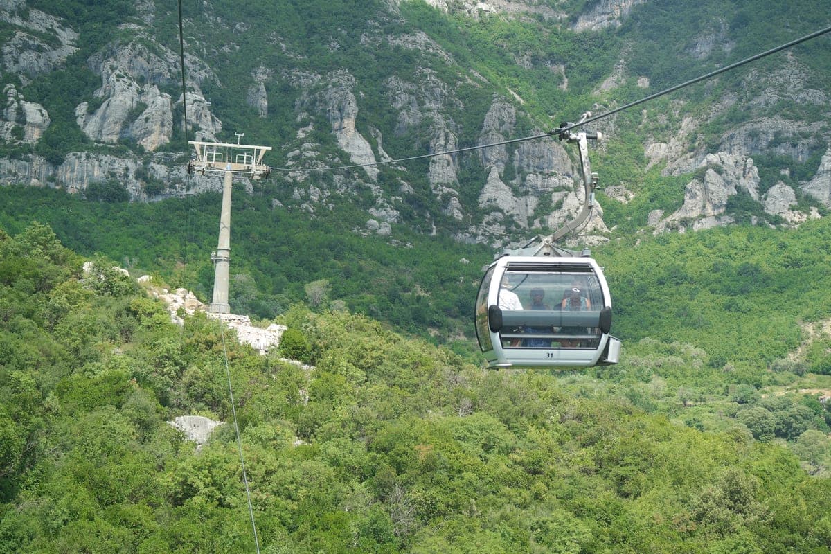 Cabina telefericului Dajti Ekspres deasupra pădurii de pe muntele Dajti.