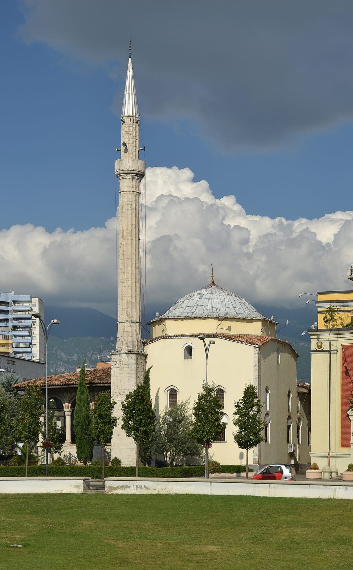 Moscheea Et’hem Bey din Tirana, cu minaretul și cupola văzute din piață.