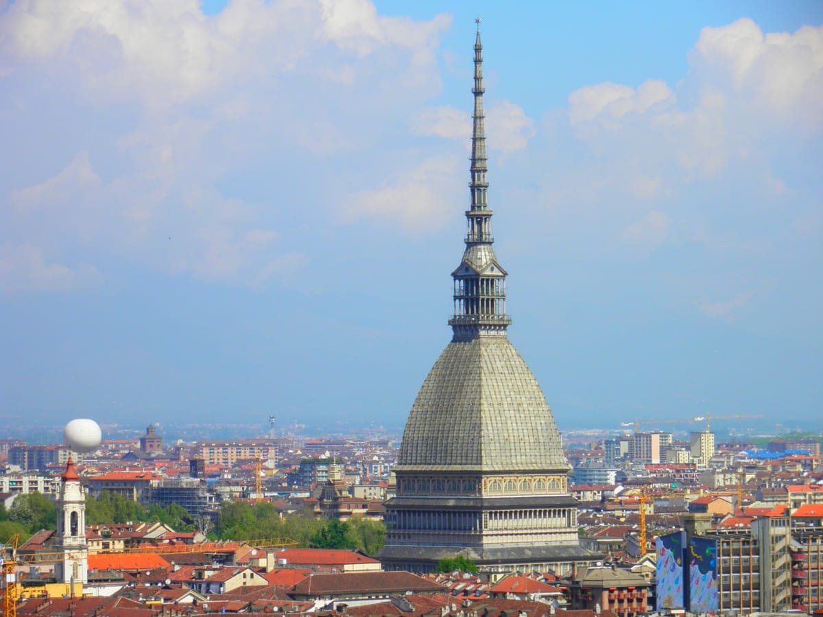 Cupola și turla Mole Antonelliana deasupra acoperișurilor Torinoului.