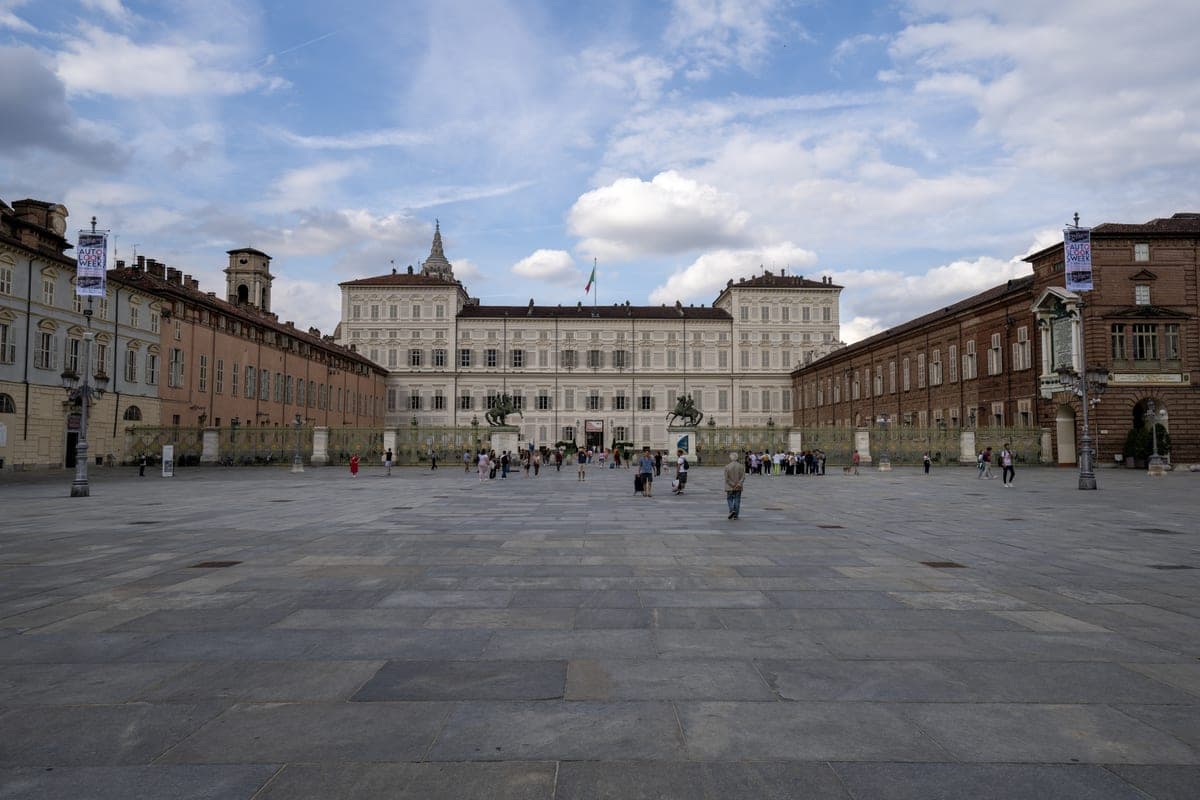 Piazza Castello, cu fațada Palatului Regal din Torino în fundal.
