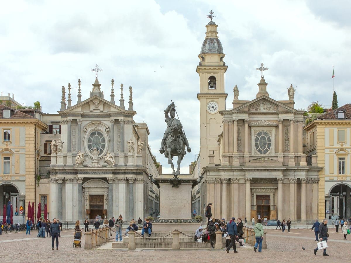 Statuia ecvestră a lui Emanuele Filiberto în Piazza San Carlo, între bisericile San Carlo și Santa Cristina.