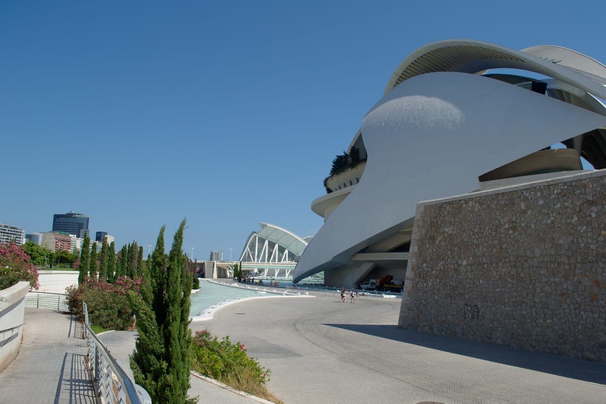 Palau de les Arts din Ciutat de les Arts i les Ciències, ziua.