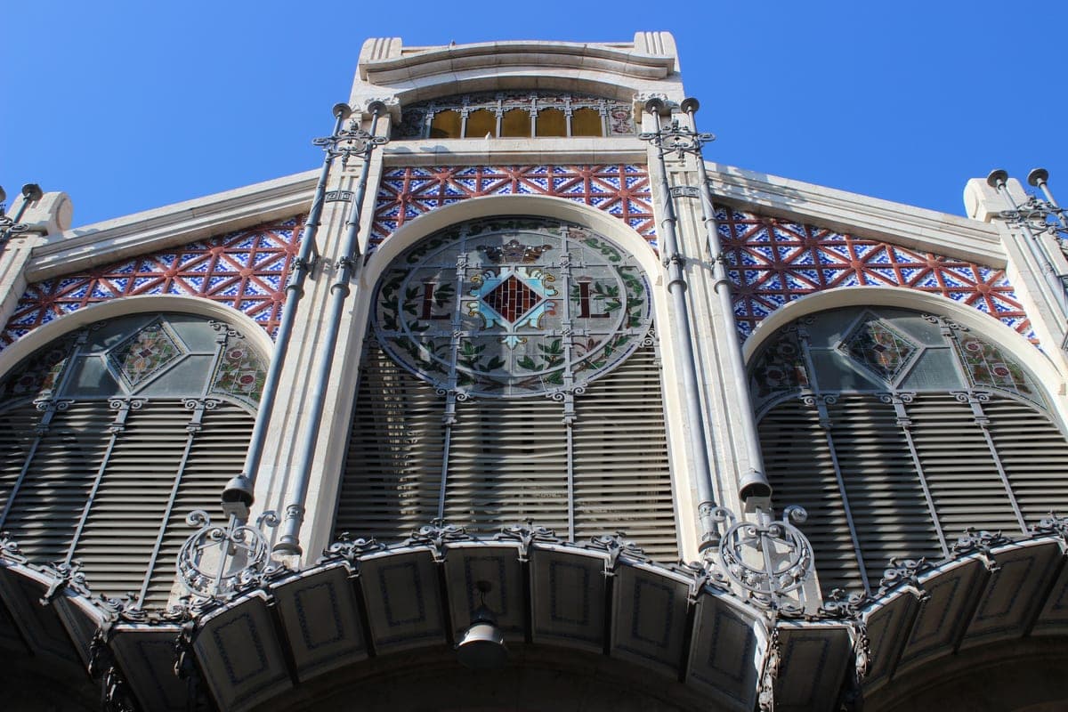 Fațada Mercado Central, cu vitraliile și decorul de ceramică.