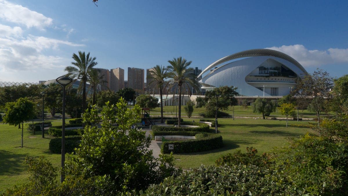 Jardín del Turia, cu Palau de les Arts în depărtare.