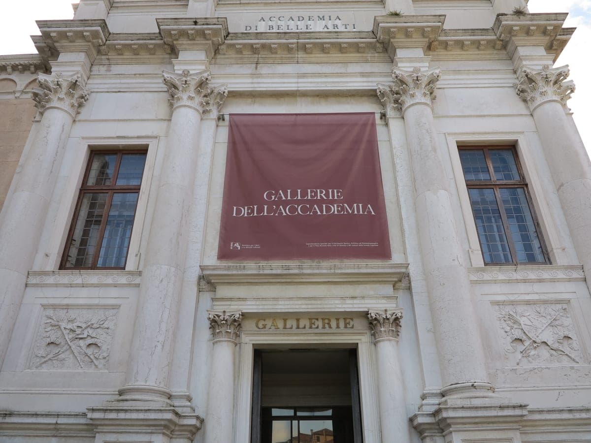 Intrarea în Gallerie dell’Accademia din Veneţia.
