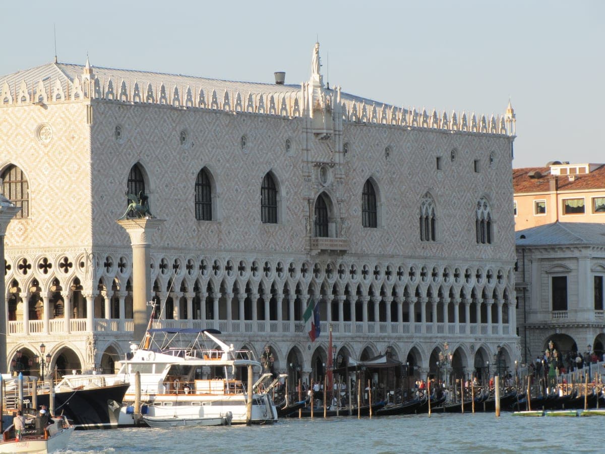 Palatul Dogilor văzut de pe Canal Grande.