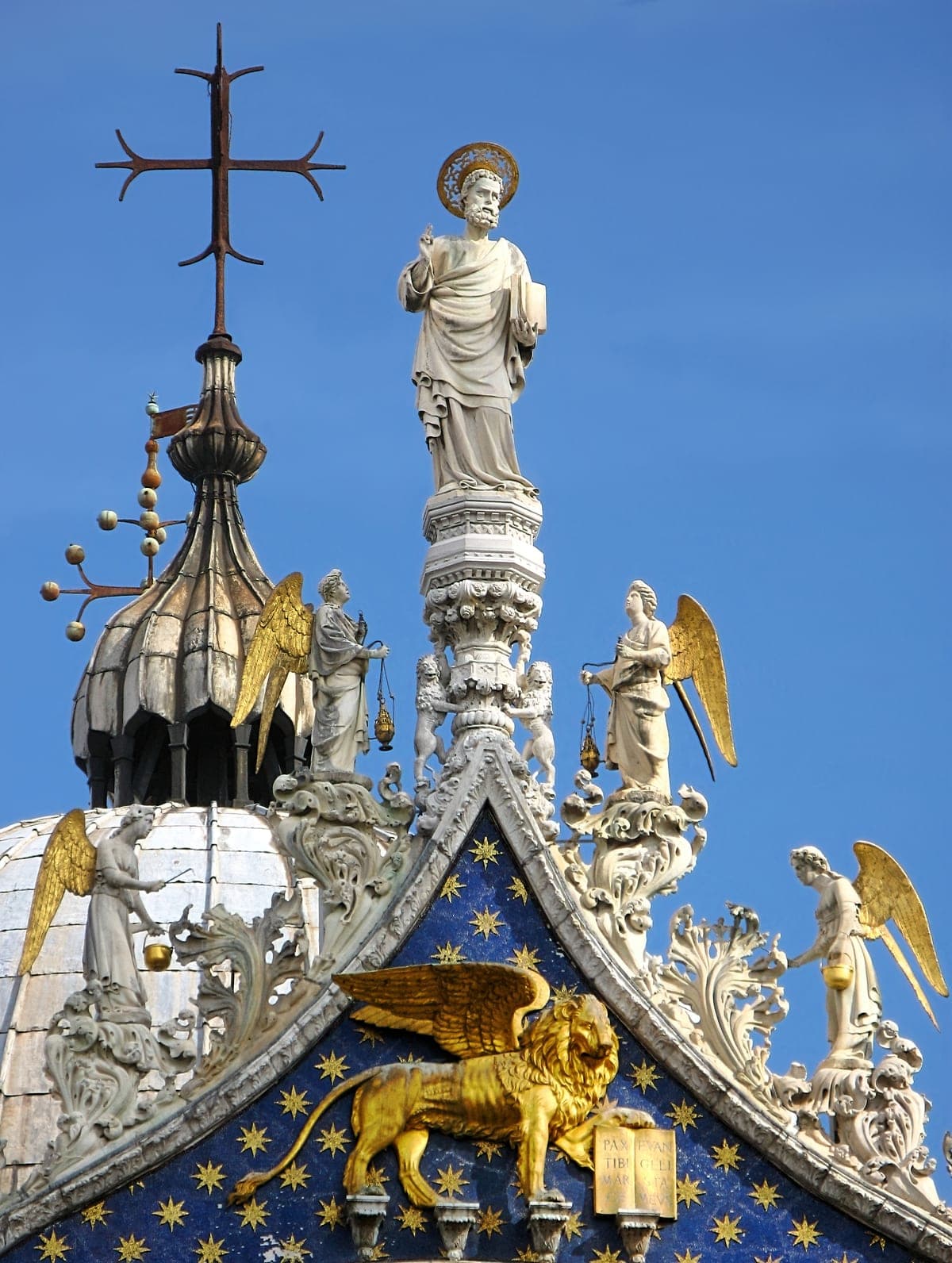 Detaliu din partea de sus a faţadei Bazilicii San Marco, cu cupolele şi statuile.
