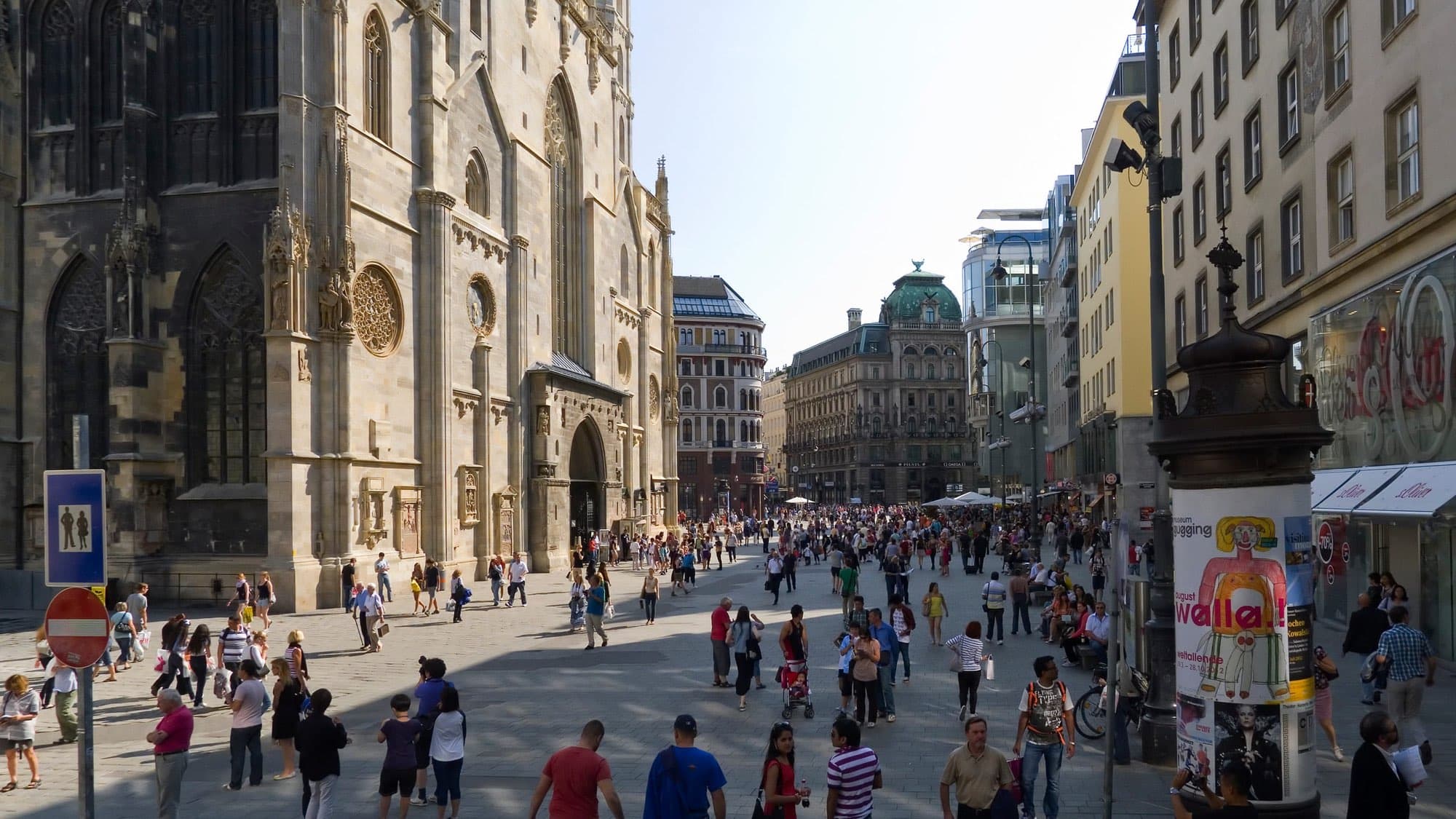Stephansplatz din Viena, cu catedrala Sfântul Ștefan în stânga.