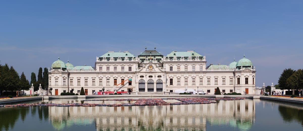 Palatul Belvedere Superior, oglindit în bazinul din grădină.