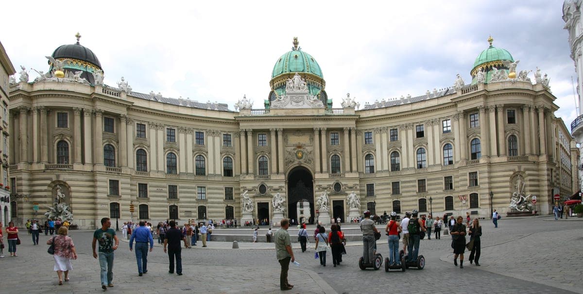 Aripa Michaelertrakt a Hofburgului, văzută din Michaelerplatz.