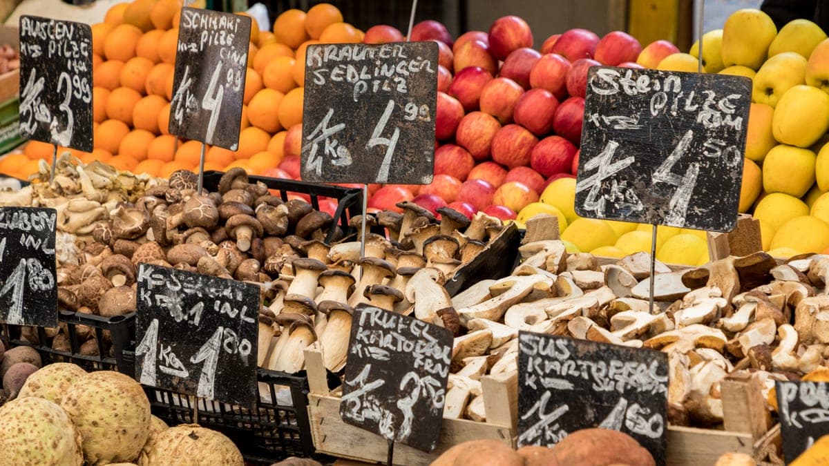 Tarabă cu ciuperci și legume în Naschmarkt.