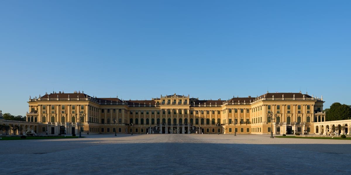 Fațada palatului Schönbrunn, văzută din curtea de onoare.