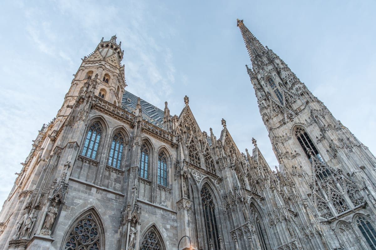 Fațada și turnul de sud ale catedralei Sfântul Ștefan din Viena.