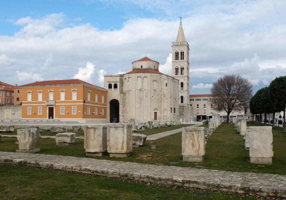 Ruinele forumului roman din Zadar, cu biserica Sfântului Donat în fundal.
