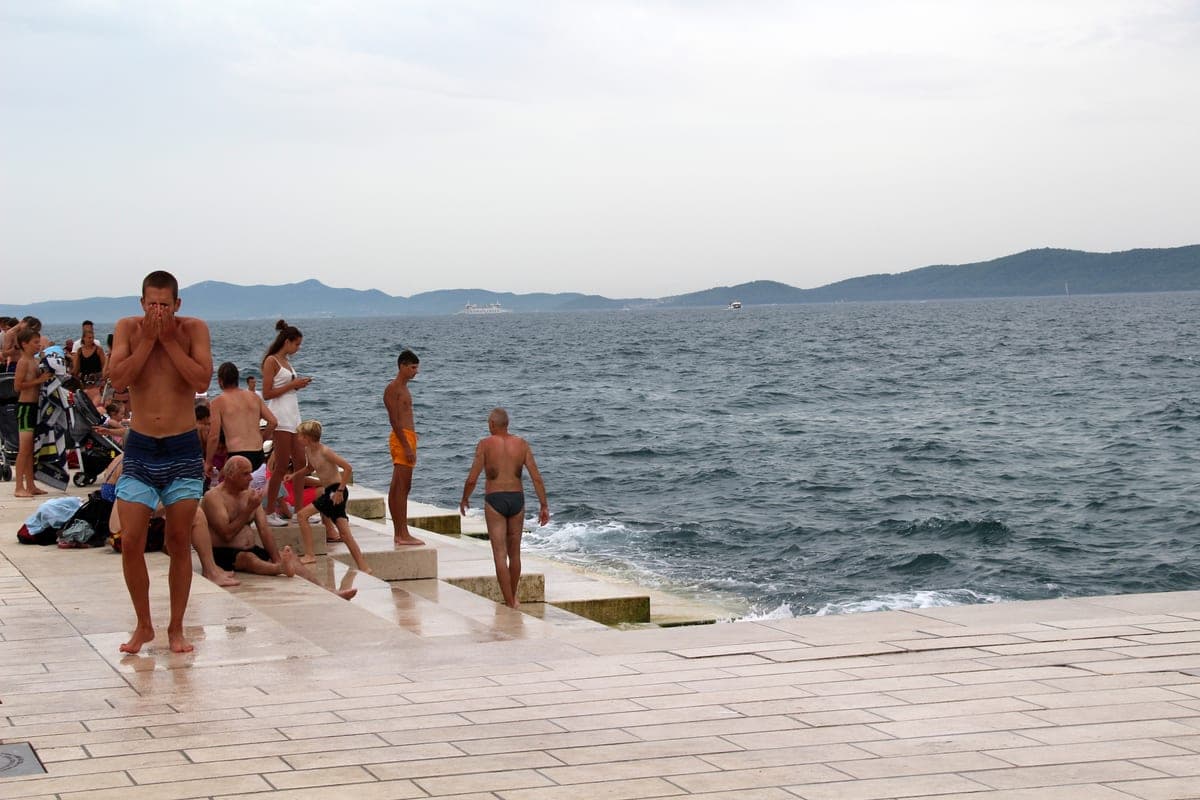 Treptele orgii marine din Zadar, care coboară în mare.