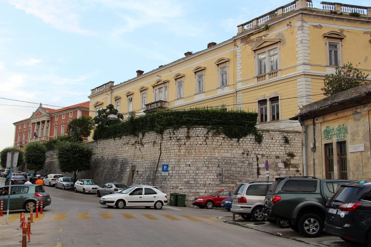 Poljana Zemaljskog odbora din Zadar, piața la numărul 1 al căreia e Muzeul Sticlei Antice.