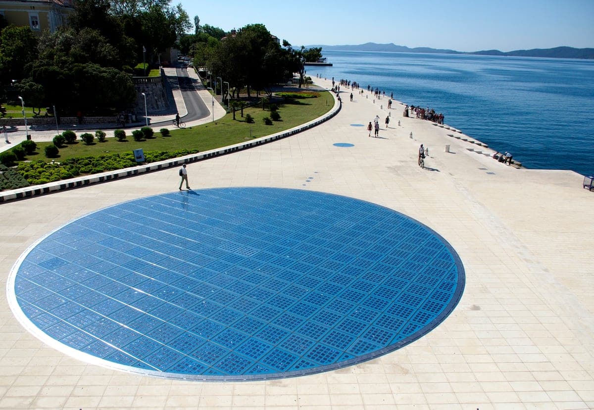 Cercul de plăci de sticlă al Salutului Soarelui, pe faleza din Zadar.