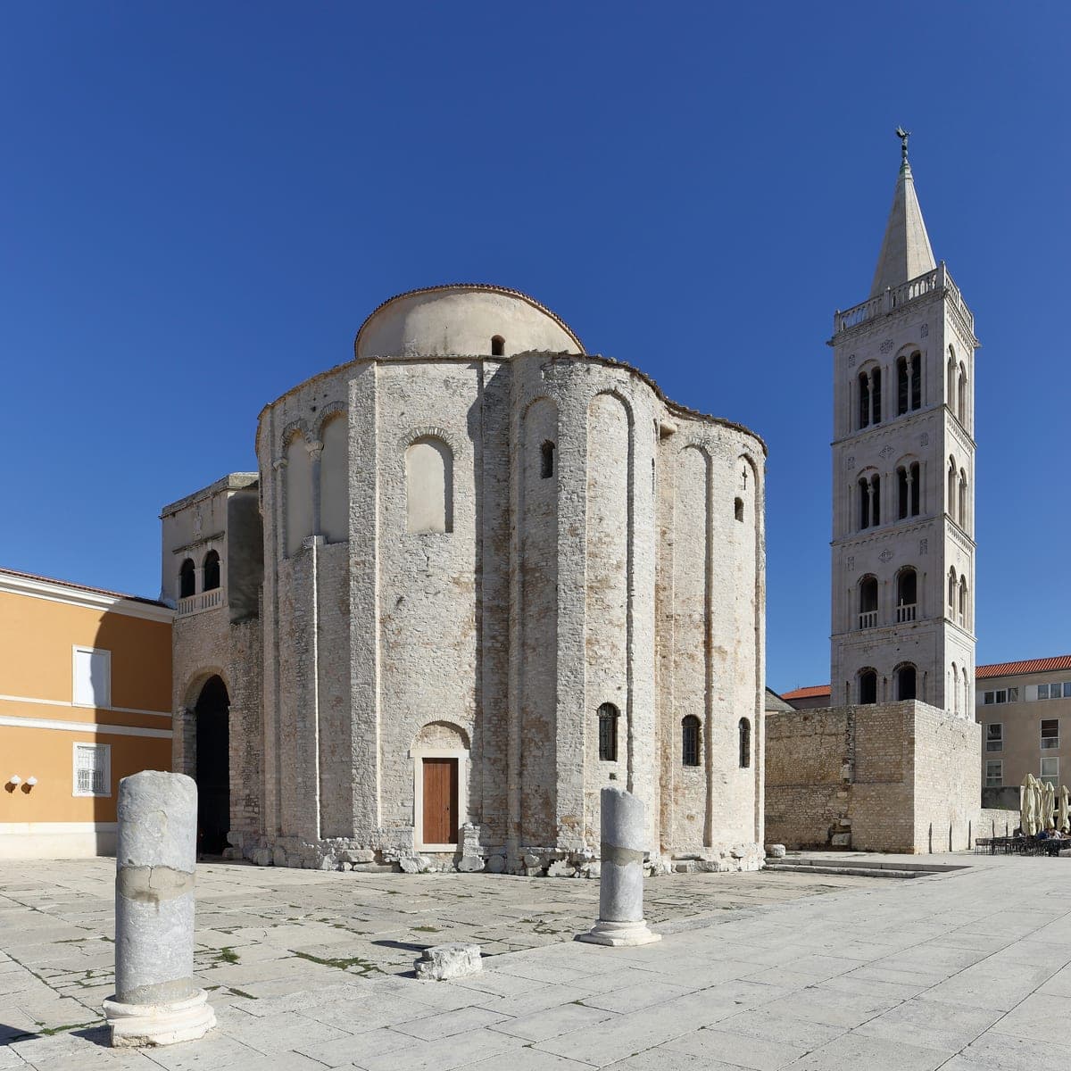 Rotonda Sfântului Donat și clopotnița catedralei din Zadar.