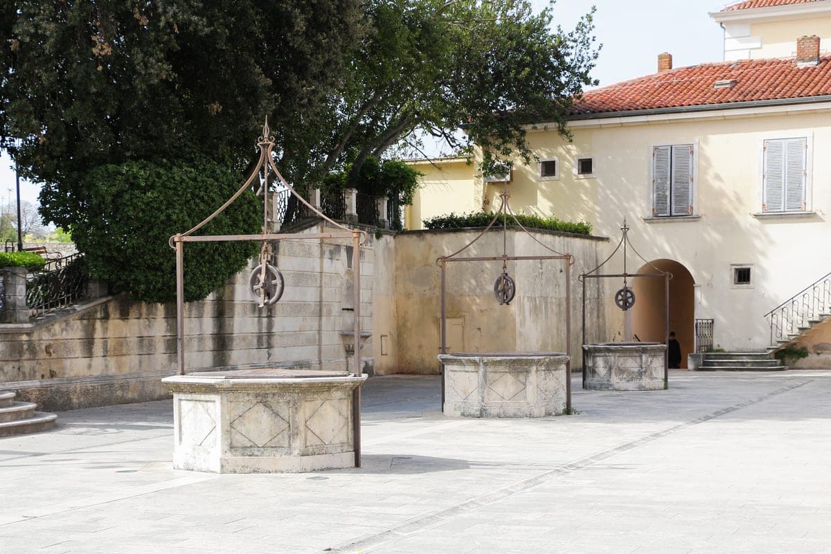 Ghizdurile de piatră din Piața celor Cinci Fântâni din Zadar.
