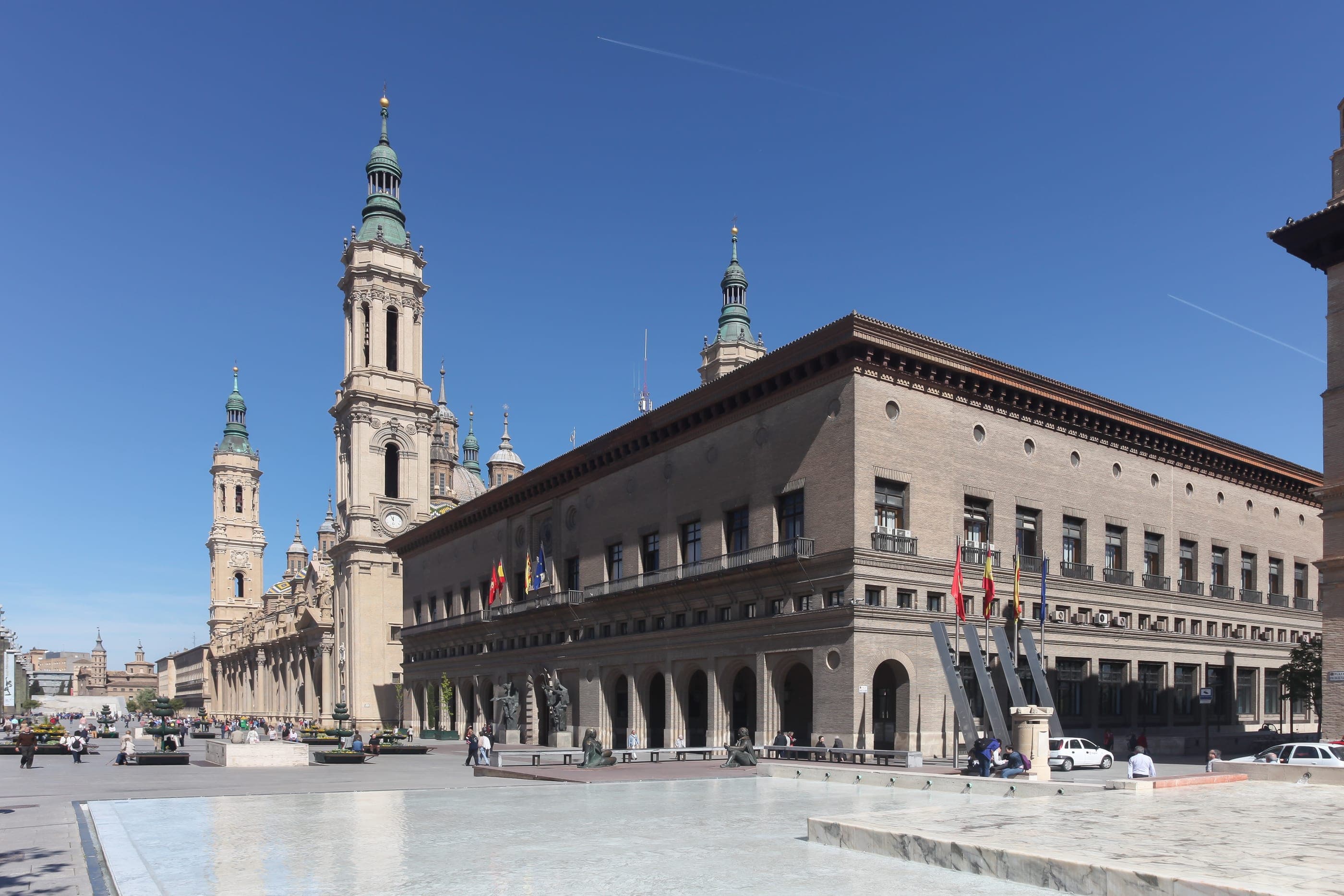 Bazilica del Pilar și primăria, văzute din Plaza del Pilar.