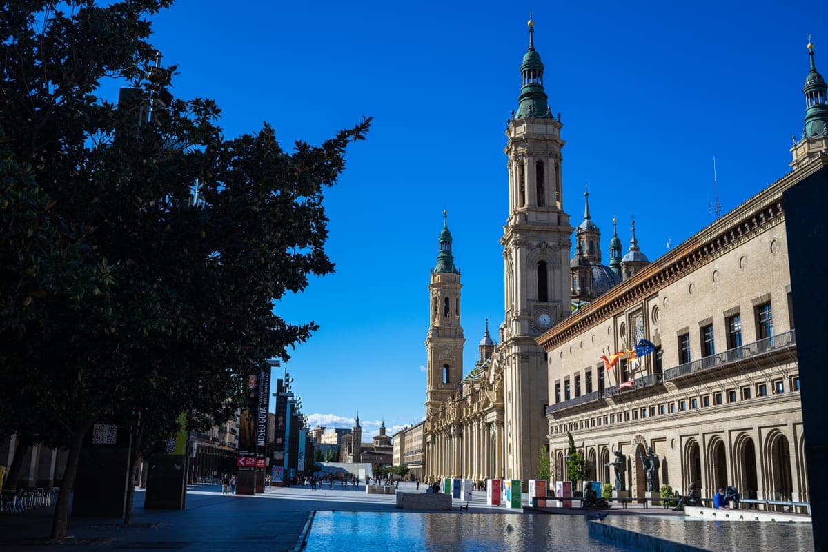 Plaza del Pilar, cu turnurile Bazilicii del Pilar.