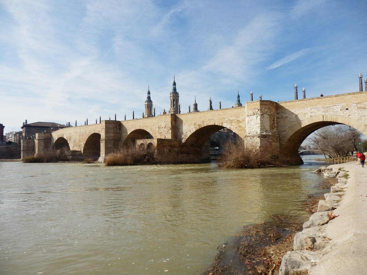 Puente de Piedra peste Ebru, cu turnurile Bazilicii del Pilar în spate.