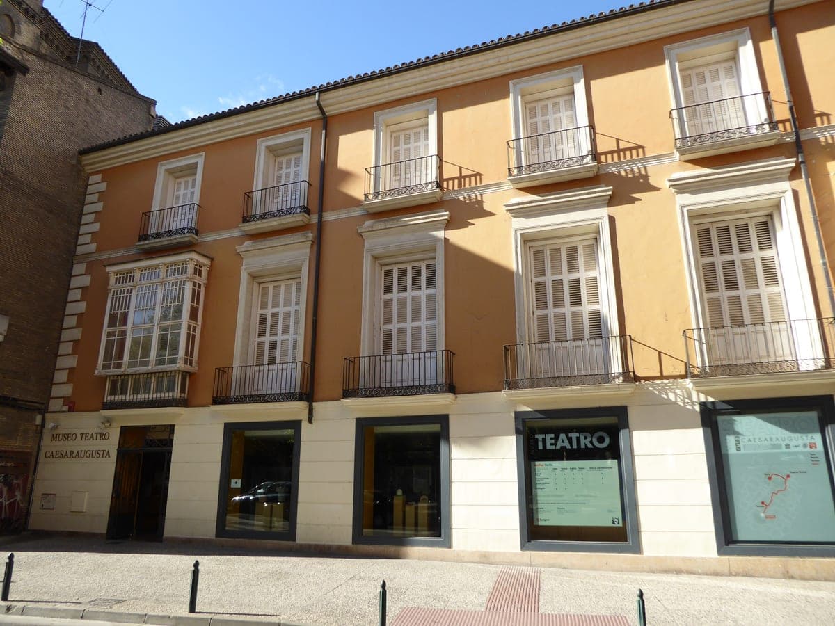 Fațada Muzeului Teatrului din Caesaraugusta, pe Calle San Jorge.